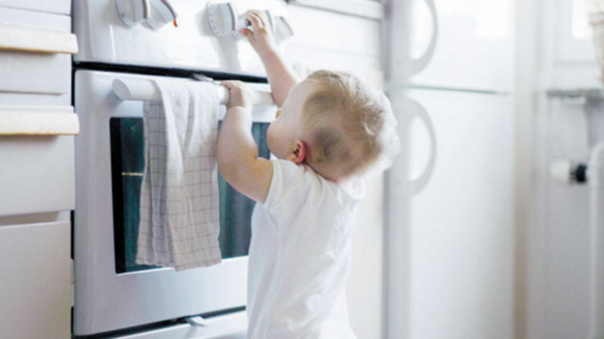 Bambini, incidenti domestici: come evitarli Bambini, incidenti domestici: come evitarli