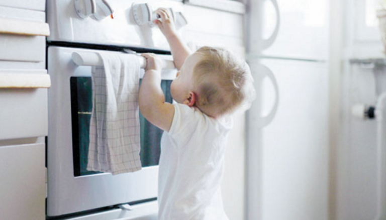 Bambini, incidenti domestici: come evitarli Bambini, incidenti domestici: come evitarli