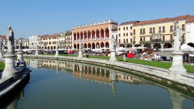 Uccide la madre a coltellate e si getta dal terzo piano Uccide la madre a coltellate e si getta dal terzo piano