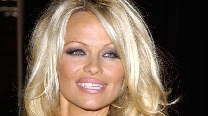 Pamela Anderson: a 50 anni ancora molto sexy per il suo amore Pamela Anderson: a 50 anni ancora molto sexy per il suo amore