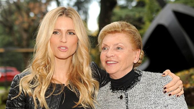 Michelle Hunziker, ecco la foto di famiglia per la Festa della Mamma Michelle Hunziker, ecco la foto di famiglia per la Festa della Mamma