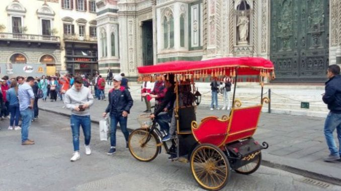 Firenze: i risciò invadono il centro storico della città invadono