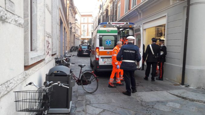 Lui la minaccia con un coltello, lei lo travolge con la sua auto Auto