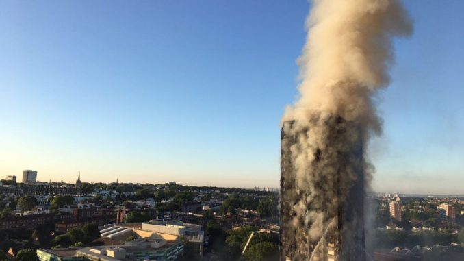 Londra, incendio al grattacielo, la polizia: "speriamo ci siano meno di 100 morti" Londra