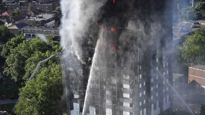 Londra, incendio al grattacielo 12 morti. Due italiani dispersi dispersi