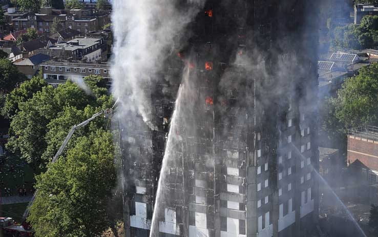 Londra, incendio al grattacielo 12 morti. Due italiani dispersi dispersi