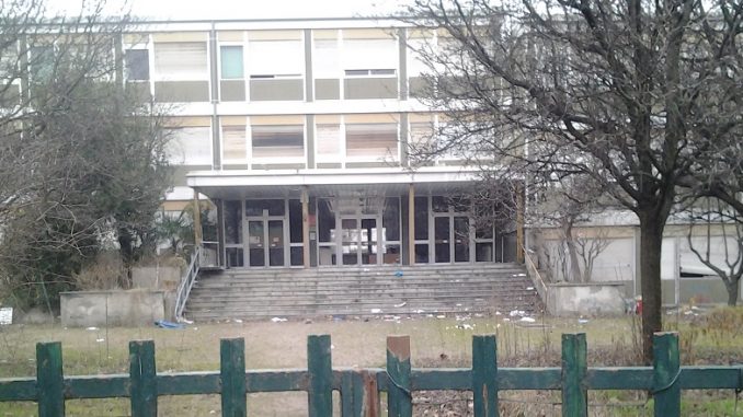 Milano il degrado della Scuola Media Cardarelli degrado