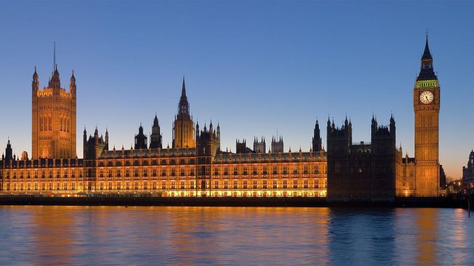 Londra: la polizia ferma un uomo armato a Westminster. Parlamento chiuso