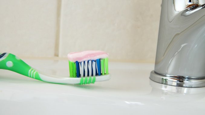 bathroom-15612_1280 dentifricio