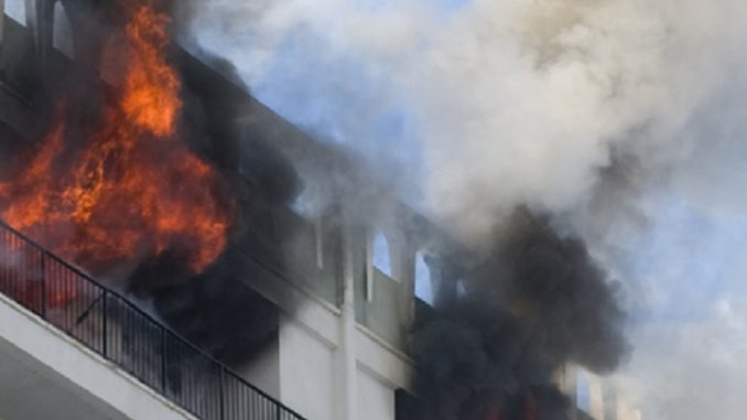Incendio in edificio in centro: 18 intossicati Incendio in edificio in centro: 18 intossicati