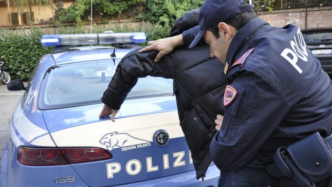 Camorra, finanziere infedele recuperava armi per il clan Camorra, finanziere infedele recuperava armi per il clan