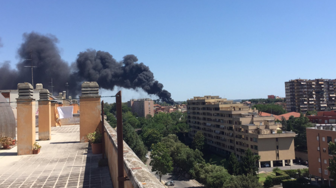 Roma, in fiamme deposito di camper. Traffico in tilt deposito di camper