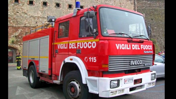 Roma, incendio in un palazzo: evacuato Roma, incendio in un palazzo: evacuato