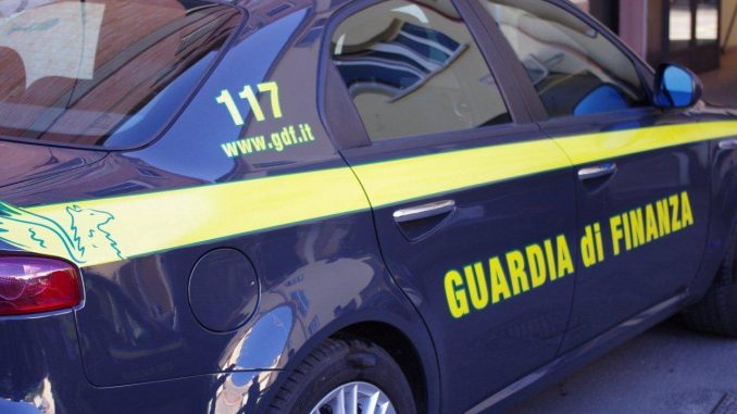 Timbrava cartellino e poi andava a coltivare l'orto: denunciato da Gdf cartellino