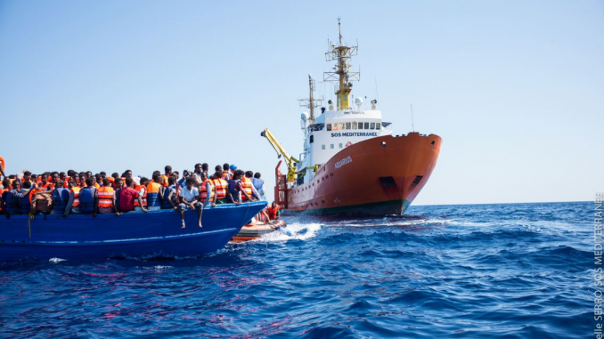 Migranti, fermata imbarcazione diretta in Italia Migranti
