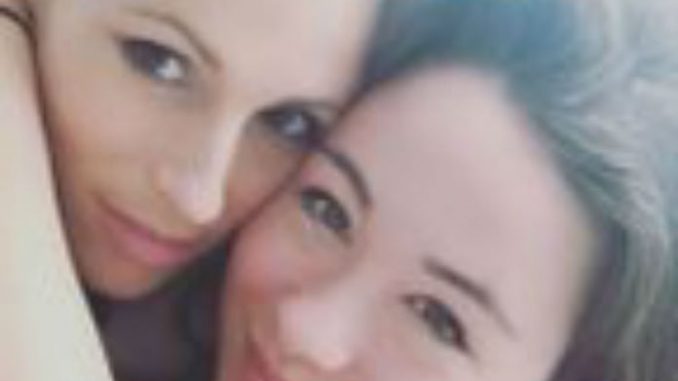 Aurora Ramazzotti e Goffredo: effusioni calienti in vacanza, c'è anche papà Eros Aurora Ramazzotti e Goffredo: effusioni calienti in vacanza, c'è anche papà Eros