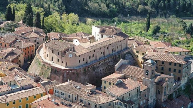 Castello di Lari Nel borgo di Lari