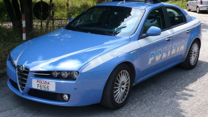 Bimba lasciata in auto, polizia la salva