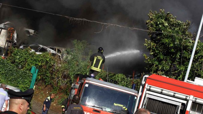 Roma, incendio in autodemolitore a Pietralata: esplosioni e feriti
