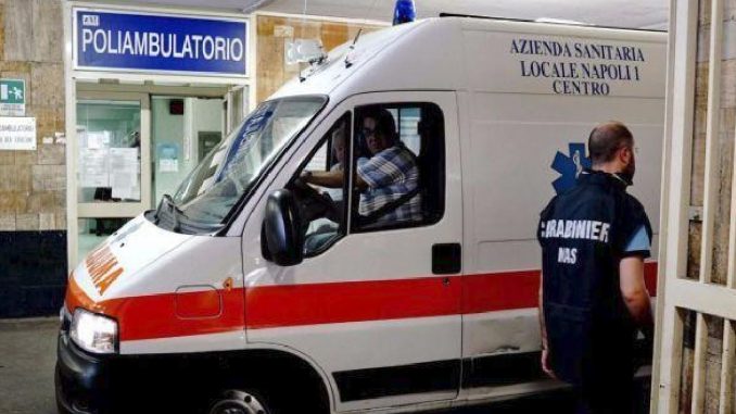 Napoli, militari circondati e aggrediti da immigrati per impedire un fermo Napoli, militari circondati e aggrediti da immigrati per impedire un fermo