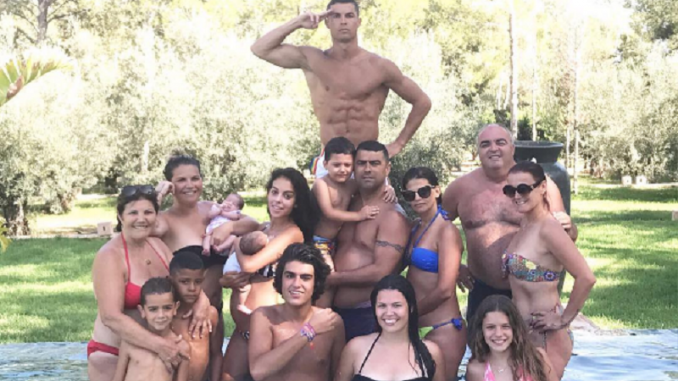 Cristiano Ronaldo ed il suo selfie in famiglia Cristiano Ronaldo