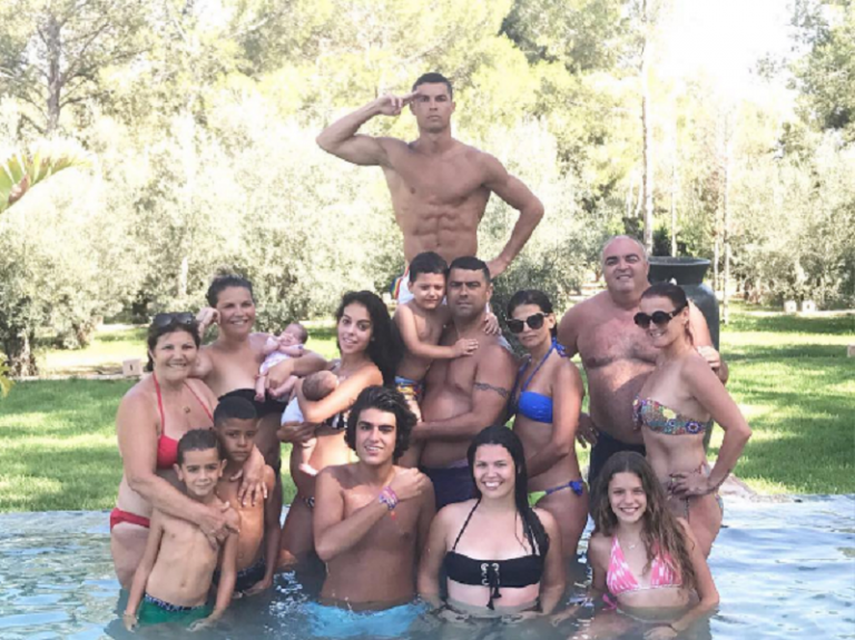 Cristiano Ronaldo ed il suo selfie in famiglia Cristiano Ronaldo