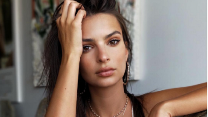 Emily Ratajkowski e il suo selfie super sensuale Emily Ratajkowski
