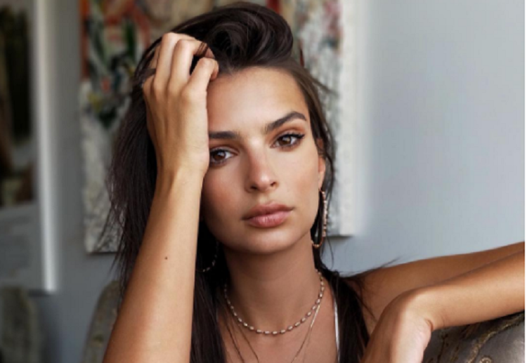 Emily Ratajkowski e il suo selfie super sensuale Emily Ratajkowski