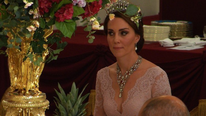 Kate Middleton, niente foto con i reali di Spagna: vestito troppo scollato Kate Middleton