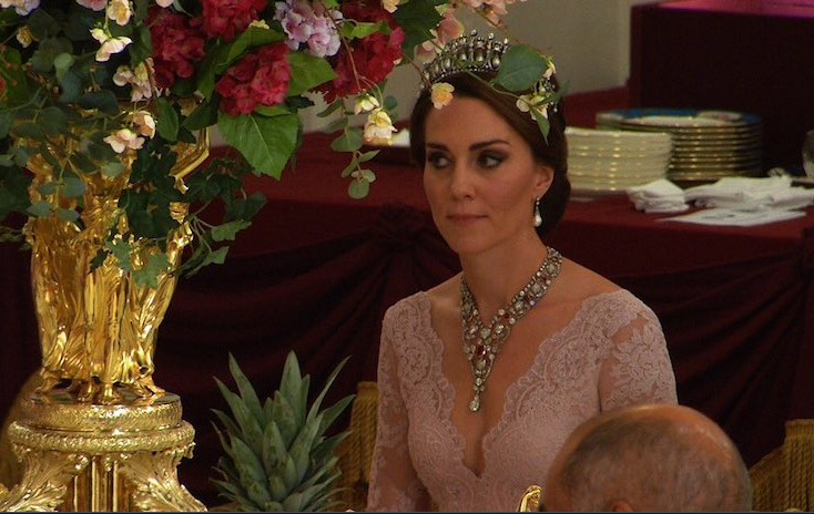 Kate Middleton, niente foto con i reali di Spagna: vestito troppo scollato Kate Middleton