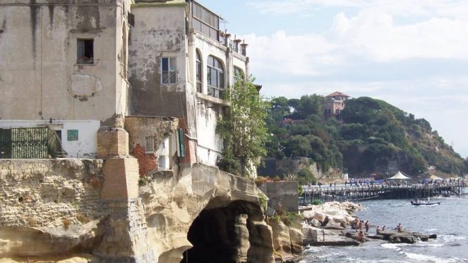 Vergognosa vicenda, studentessa 17enne stuprata dal branco sugli scogli a Napoli Vergognosa vicenda, studentessa 17enne stuprata dal branco sugli scogli a Napoli