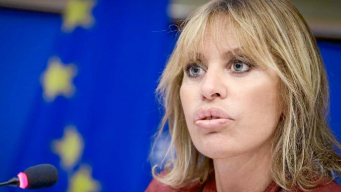 Mussolini contro Boldrini: "Ignorante, imbarcati su una nave e vattene" Mussolini