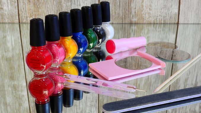 Smalto bianco: la manicure che esalta l'abbronzatura Smalto bianco: la manicure che esalta l'abbronzatura