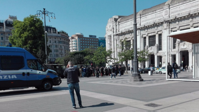 Milano, operazione di sgombero della Polizia nell'area della Stazione Centrale Milano, operazione di sgombero della Polizia nell'area della Stazione Centrale