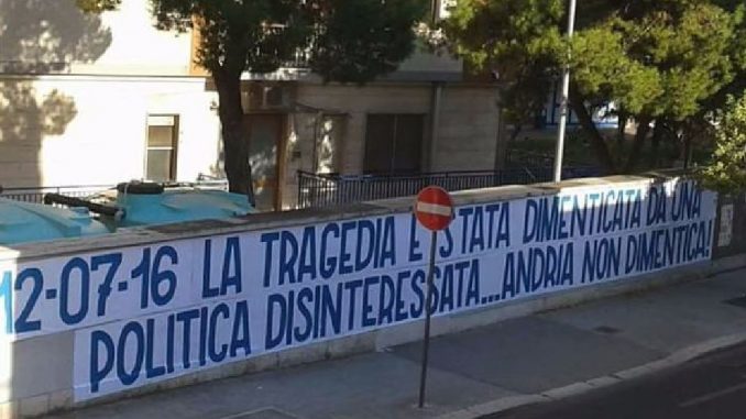 rimosso striscione ad Andria rimosso striscione ad Andria
