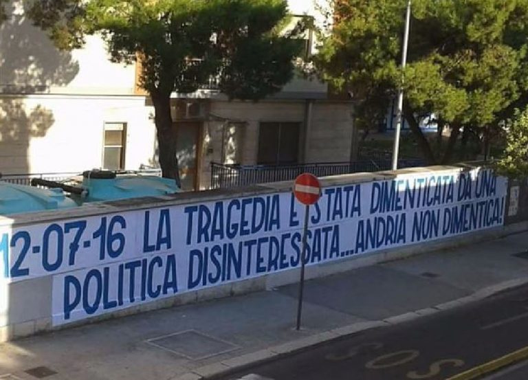 rimosso striscione ad Andria rimosso striscione ad Andria