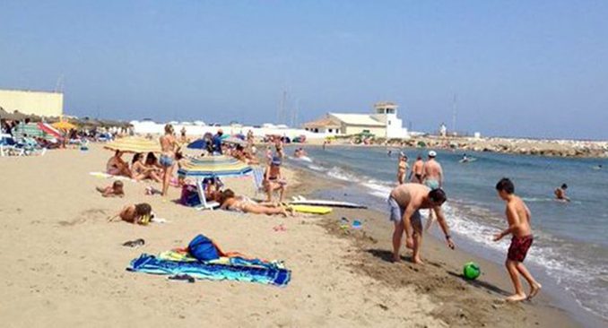spiaggia pedofilo