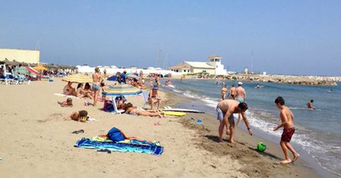 spiaggia pedofilo