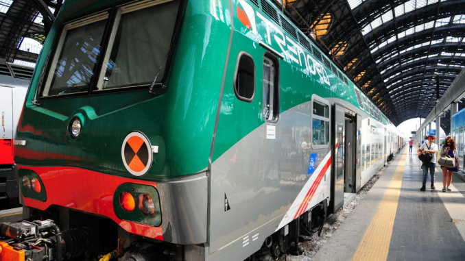 Lodi, controllore accoltellato in treno: lama gli trapassa la mano Lodi, controllore accoltellato in treno: lama gli trapassa la mano