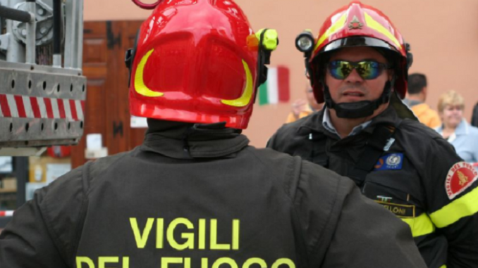 Incendio deposito rifiuti, le autorità: tenete le finestre chiuse incendio