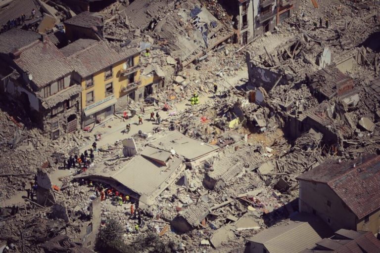 Terremoto in Centro Italia, un anno dopo: fiaccolate e veglie per le 239 vittime Terremoto