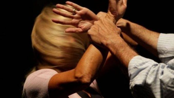 Rifiuta di lasciare il lavoro ed il marito la decapita marito