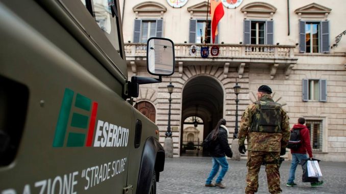 Viene fermato dai militari e cerca di corromperli: ecco cosa trasportava militari