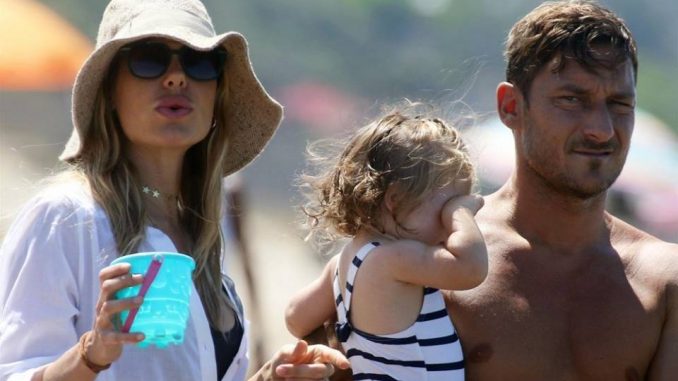 Ilary Blasi e Totti si scatenano in spiaggia: le foto Ilary Blasi