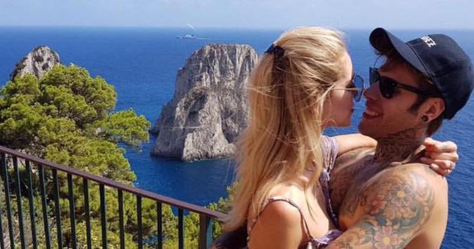 Fedez e Ferragni, scherzi e divertimento a colpi di fondoschiena Fedez