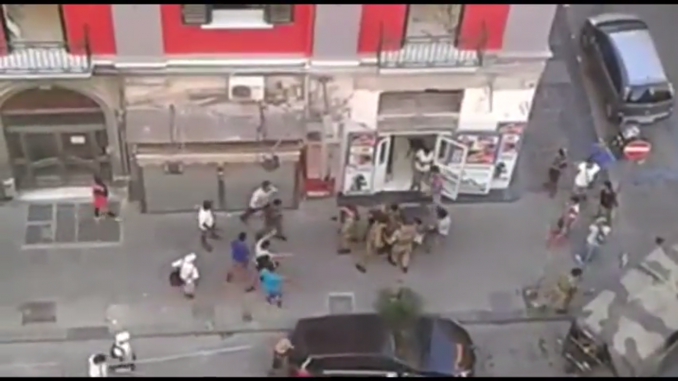 Accerchiano e aggrediscono militari per evitare fermo: scoppia la rabbia dei cittadini militari