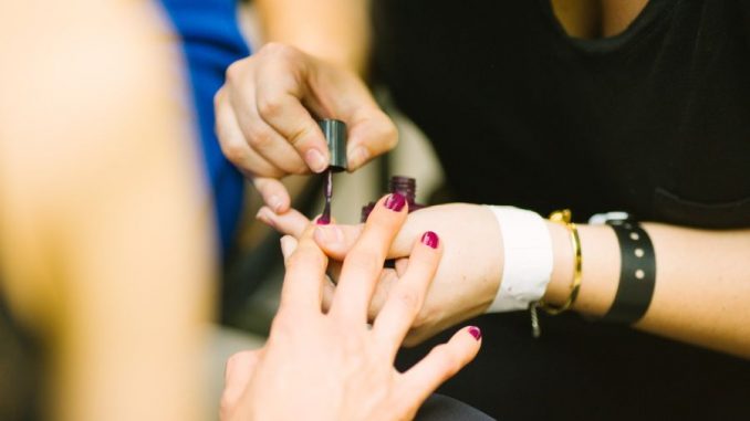 Smalto tropical: la manicure per l'estate Smalto tropical