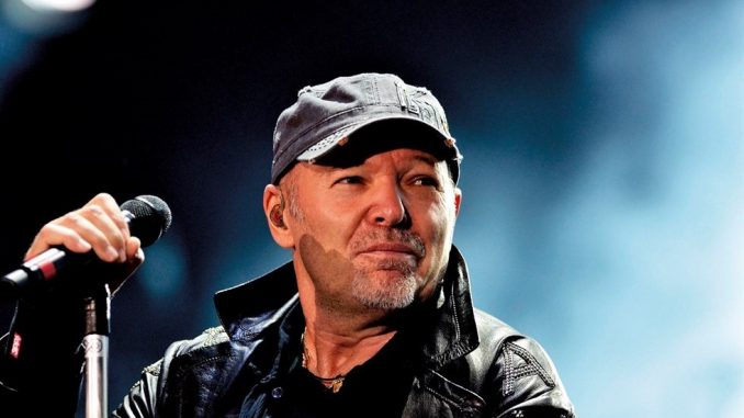 Vasco Rossi, trafugati brani inediti: lo staff annuncia provvedimenti Vasco Rossi, trafugati brani inediti: lo staff annuncia provvedimenti