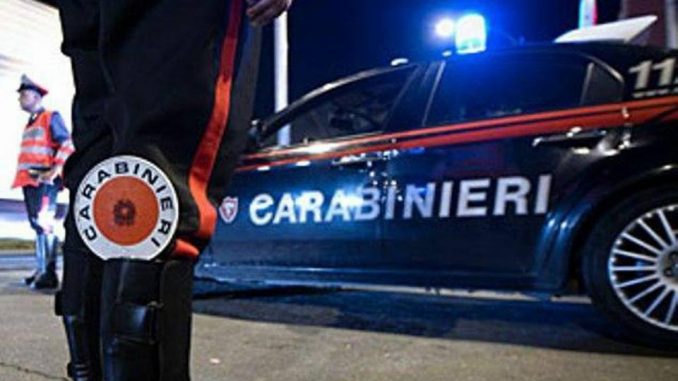 Agguato in pieno centro: ucciso un 57enne, ferita la moglie agguato