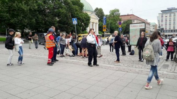 Passanti accoltellati in Finlandia, un morto